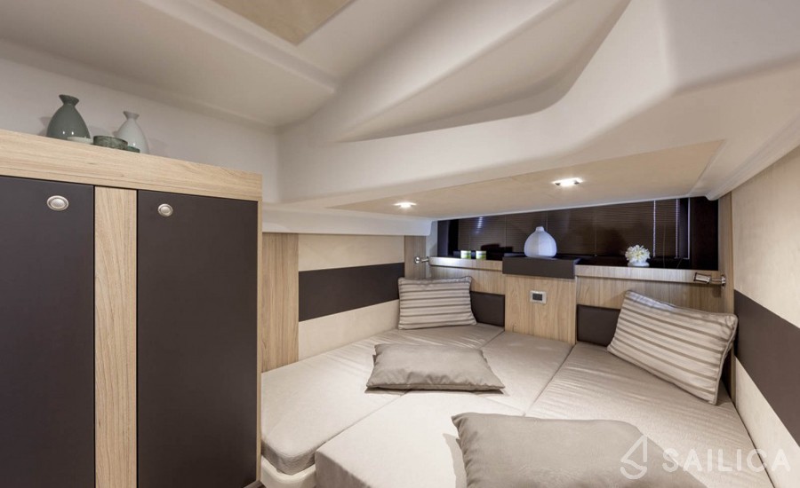 Cranchi M44 HT - Yacht Charter Sailica