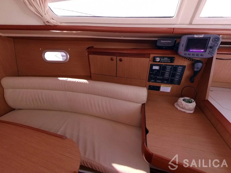 Sun Odyssey 32i - Yacht Charter Sailica