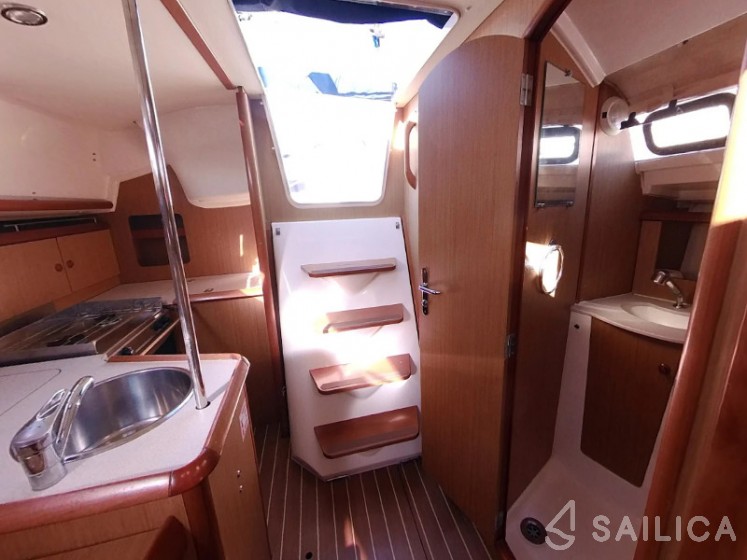 Sun Odyssey 32i - Yacht Charter Sailica