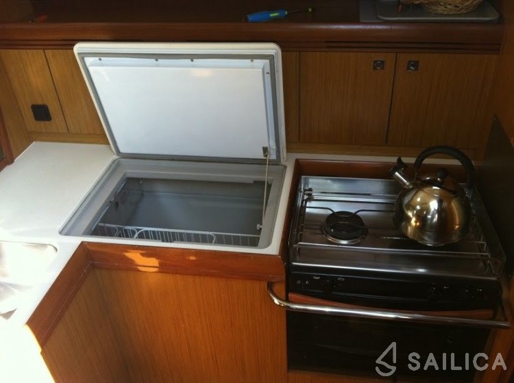 Sun Odyssey 42 i - Yacht Charter Sailica