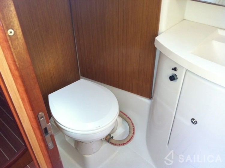 Sun Odyssey 42 i - Yacht Charter Sailica
