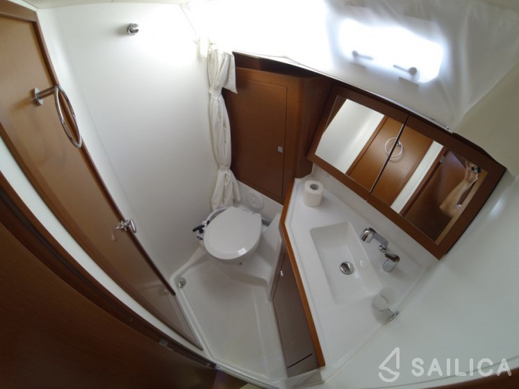 Oceanis 45 - Yacht Charter Sailica
