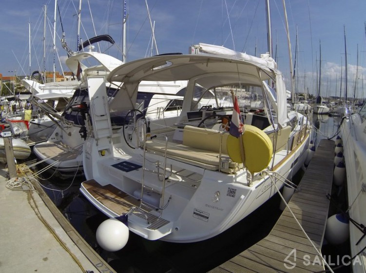 Oceanis 45 - Yacht Charter Sailica