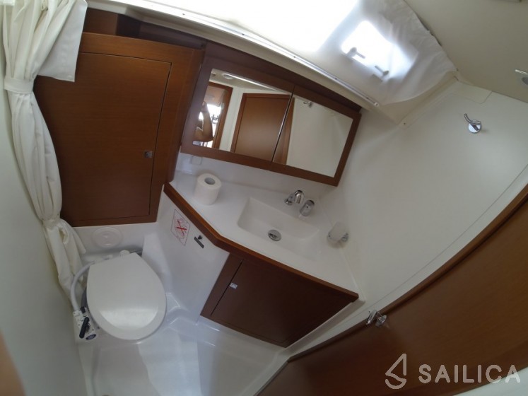Oceanis 45 - Yacht Charter Sailica