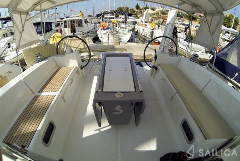 Oceanis 45 - Yacht Charter Sailica