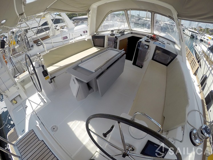 Oceanis 45 - Yacht Charter Sailica