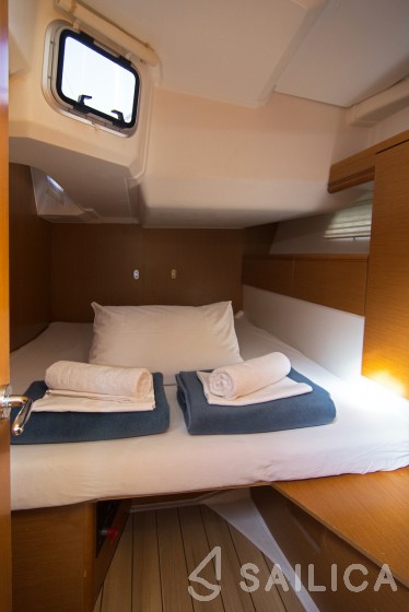 Jeanneau 53 - Yacht Charter Sailica