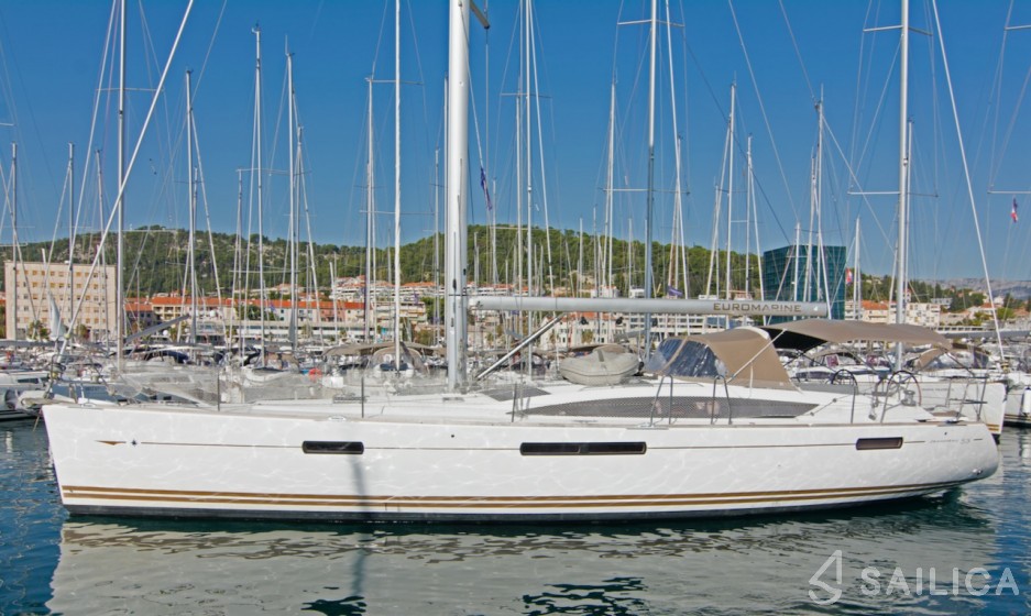 Jeanneau 53 - Yacht Charter Sailica