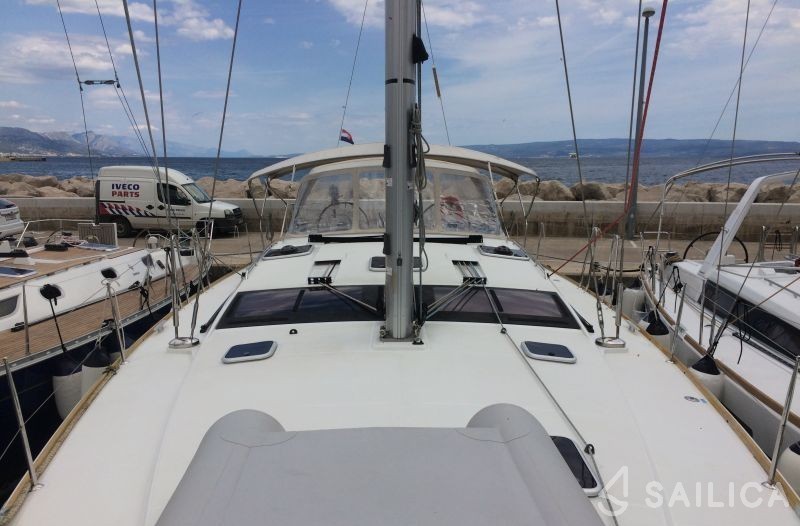Jeanneau 53 - Yacht Charter Sailica
