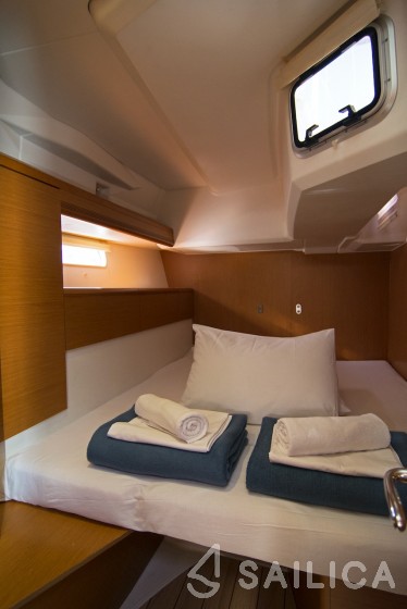 Jeanneau 53 - Yacht Charter Sailica