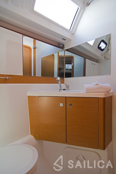 Jeanneau 53 - Yacht Charter Sailica
