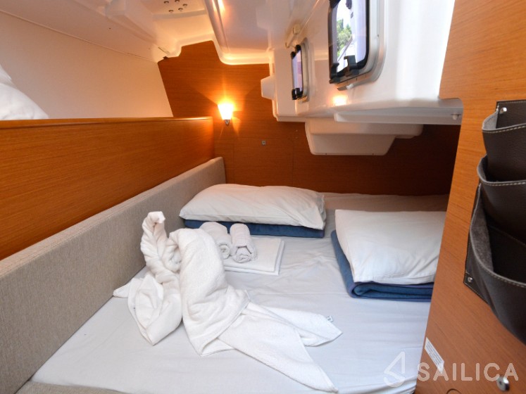 Sun Odyssey 33i - Yacht Charter Sailica