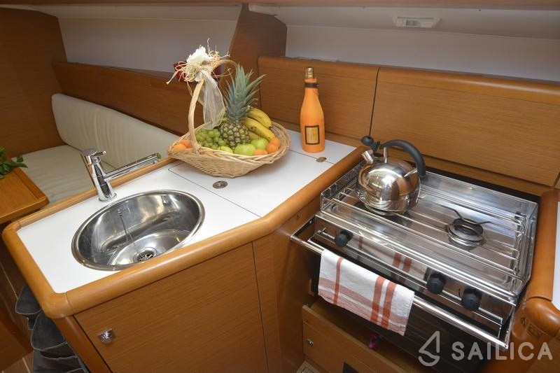 Sun Odyssey 33i - Yacht Charter Sailica