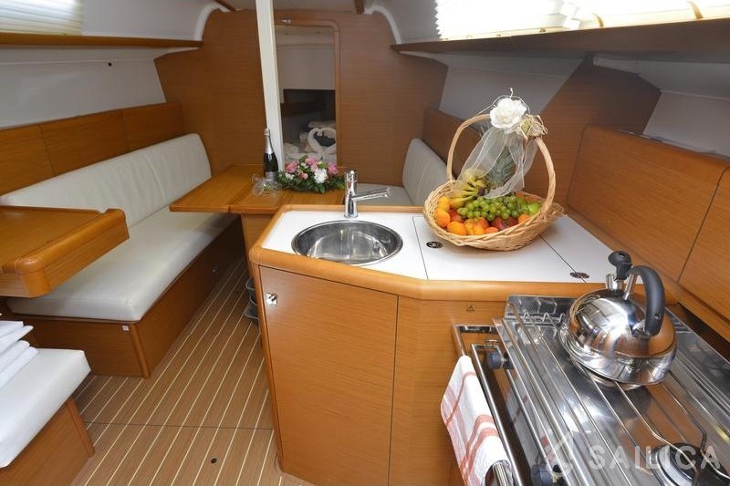 Sun Odyssey 33i - Yacht Charter Sailica