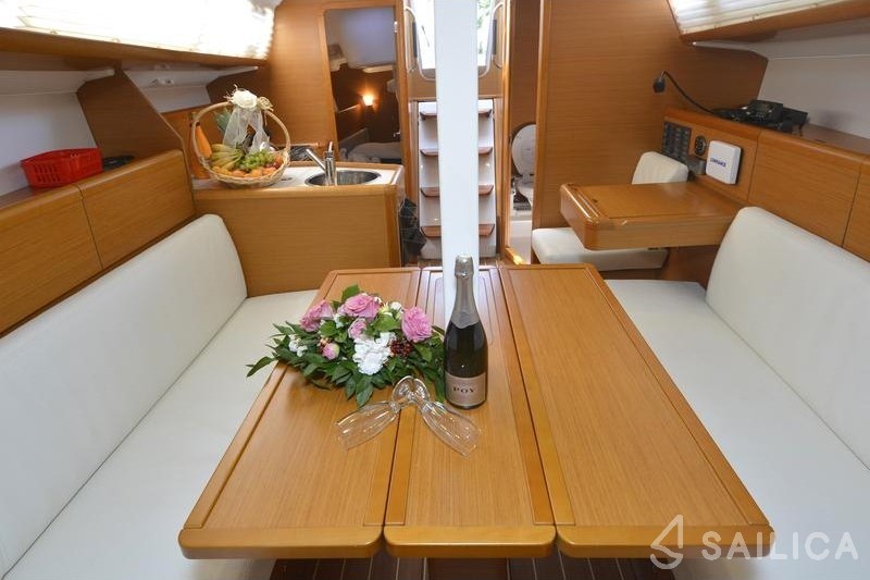 Sun Odyssey 33i - Yacht Charter Sailica