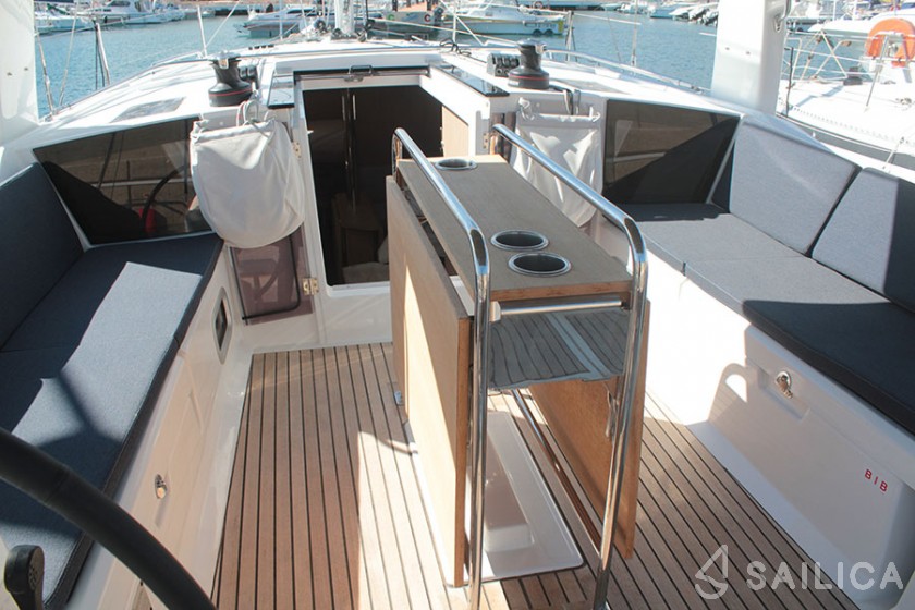 Oceanis 41.1 - Yacht Charter Sailica