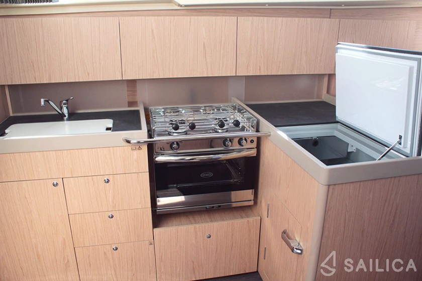 Oceanis 41.1 - Yacht Charter Sailica