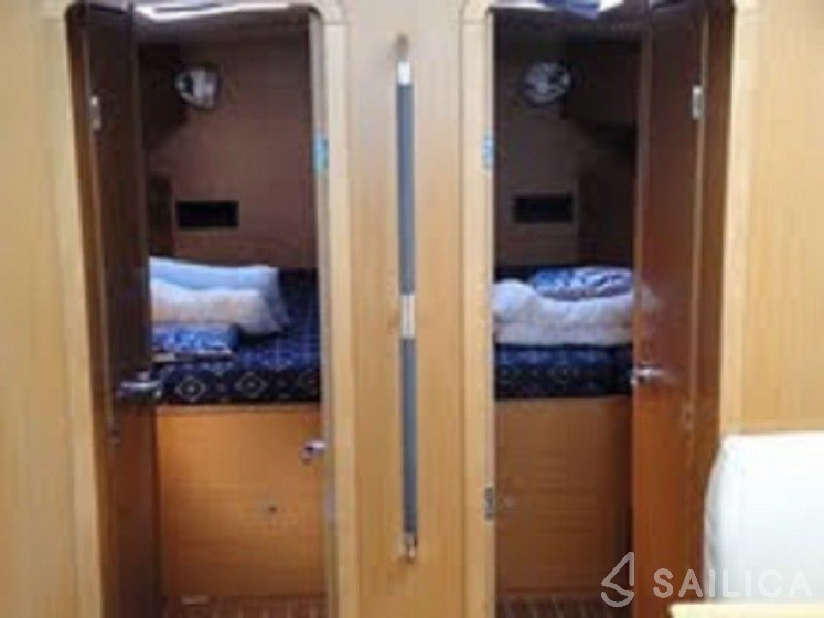 Jeanneau 53 - Yacht Charter Sailica
