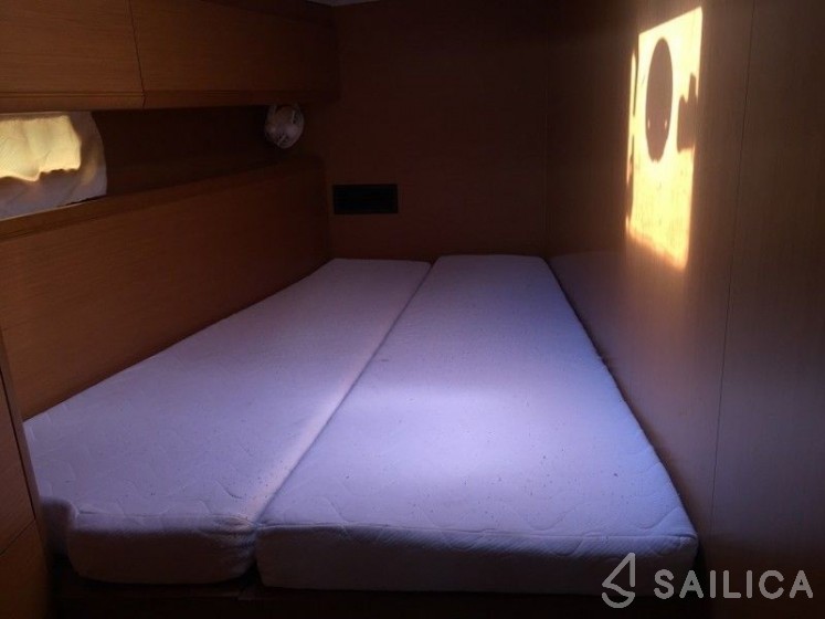 Jeanneau 53 - Yacht Charter Sailica
