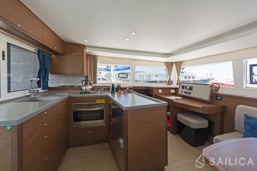 Lagoon 450  Flybridge - Yacht Charter Sailica