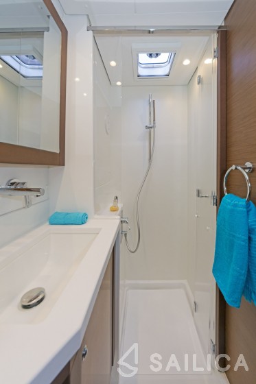 Lagoon 450  Flybridge - Yacht Charter Sailica