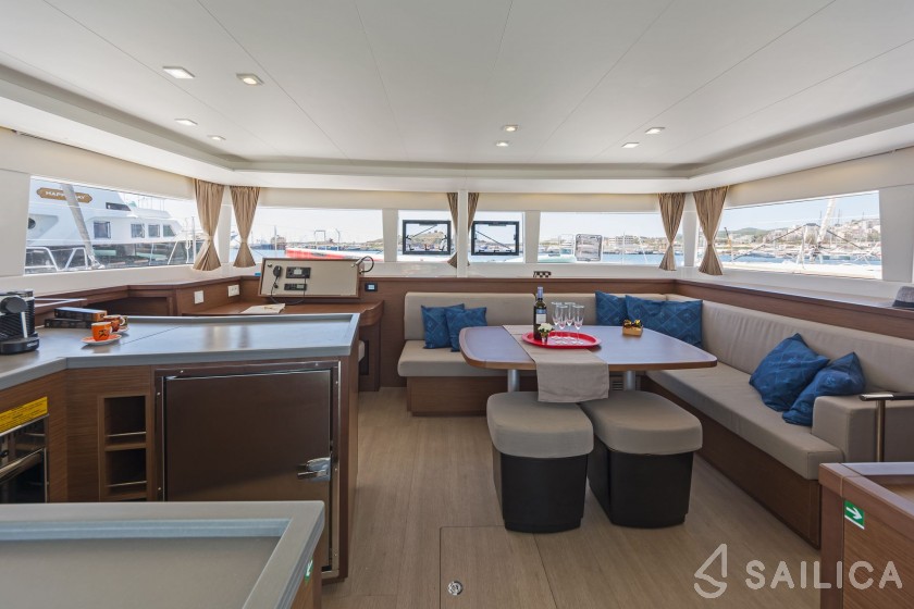 Lagoon 450  Flybridge - Yacht Charter Sailica