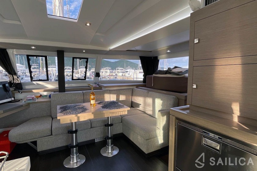 Astréa 42 - Yacht Charter Sailica