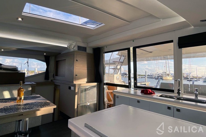 Astréa 42 - Yacht Charter Sailica