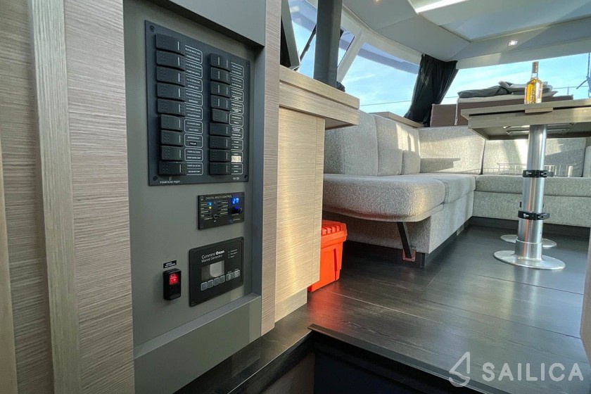 Astréa 42 - Yacht Charter Sailica