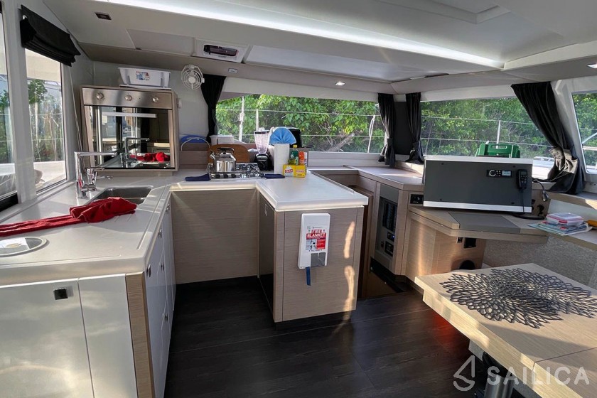 Astréa 42 - Yacht Charter Sailica