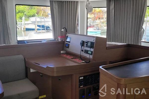 Lagoon 42 - Yacht Charter Sailica