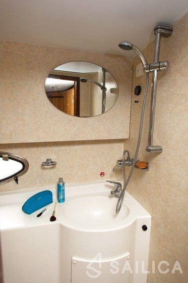 Le Boat Countess - Yacht Charter Sailica