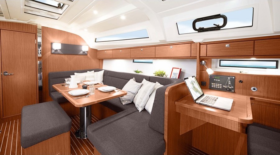 Bavaria Cruiser 41 - 3 cab. - Yacht Charter Sailica