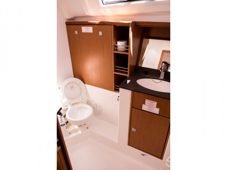 Bavaria Cruiser 41 - 3 cab. - Yacht Charter Sailica