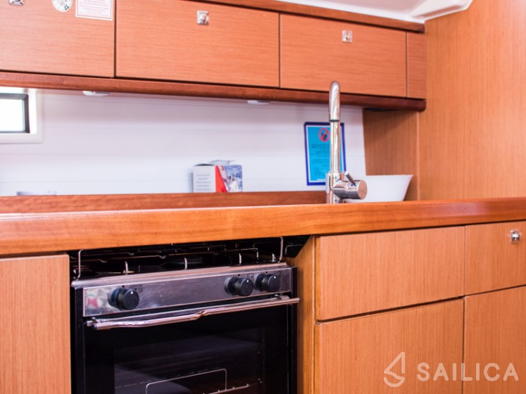 Bavaria Cruiser 41 - 3 cab. - Yacht Charter Sailica