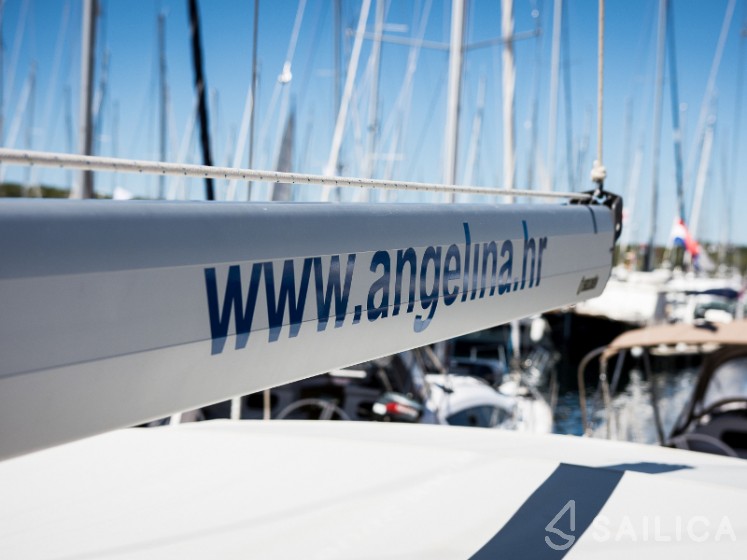 Bavaria Cruiser 41 - 3 cab. - Yacht Charter Sailica