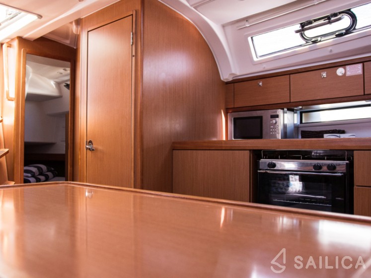 Bavaria Cruiser 41 - 3 cab. - Yacht Charter Sailica