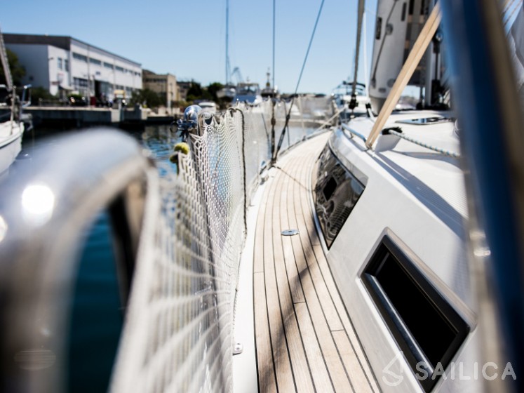 Bavaria Cruiser 41 - 3 cab. - Yacht Charter Sailica