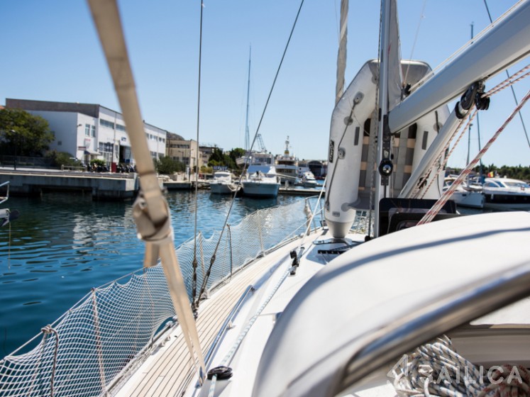 Bavaria Cruiser 41 - 3 cab. - Yacht Charter Sailica