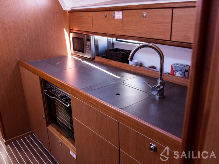 Bavaria Cruiser 41 - 3 cab. - Yacht Charter Sailica