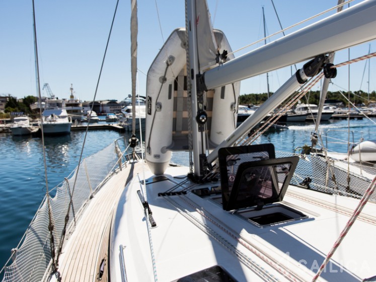 Bavaria Cruiser 41 - 3 cab. - Yacht Charter Sailica