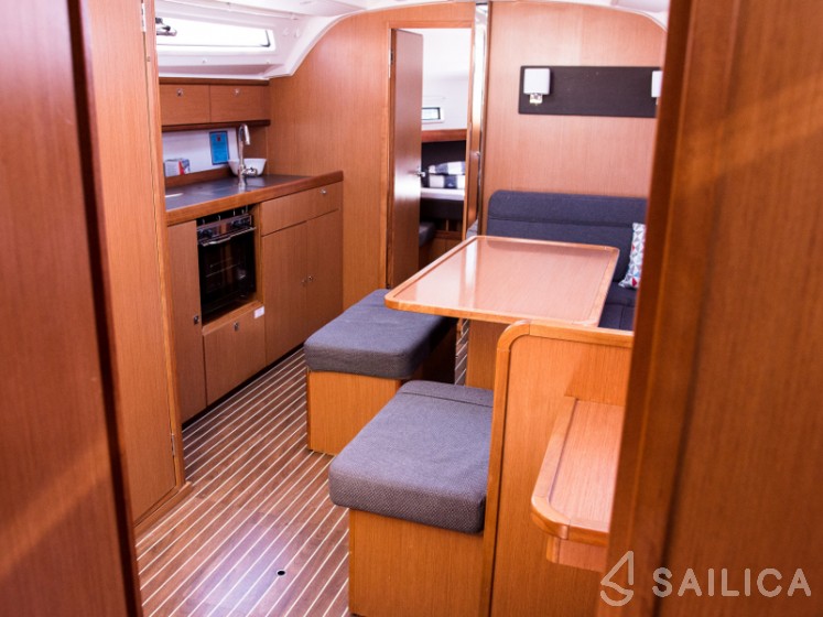 Bavaria Cruiser 41 - 3 cab. - Yacht Charter Sailica