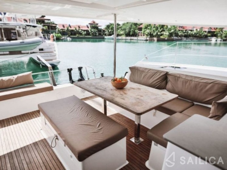 Helia 44 - Yacht Charter Sailica