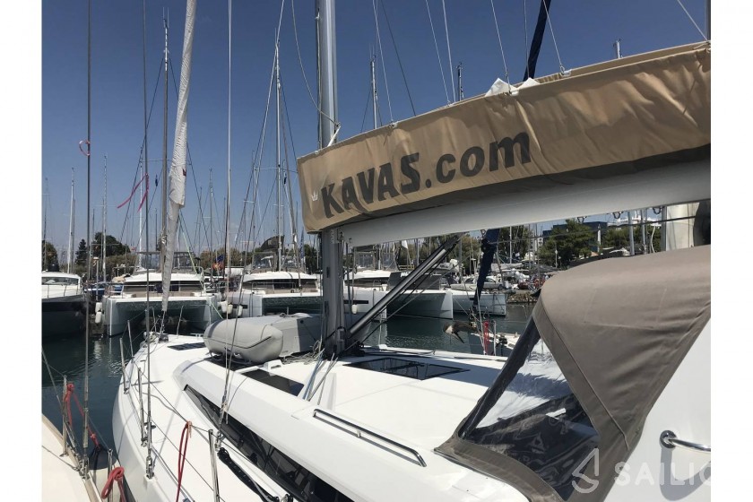 Oceanis 51.1 - Yacht Charter Sailica