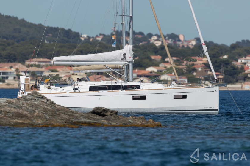 Oceanis 38.1 - Yacht Charter Sailica
