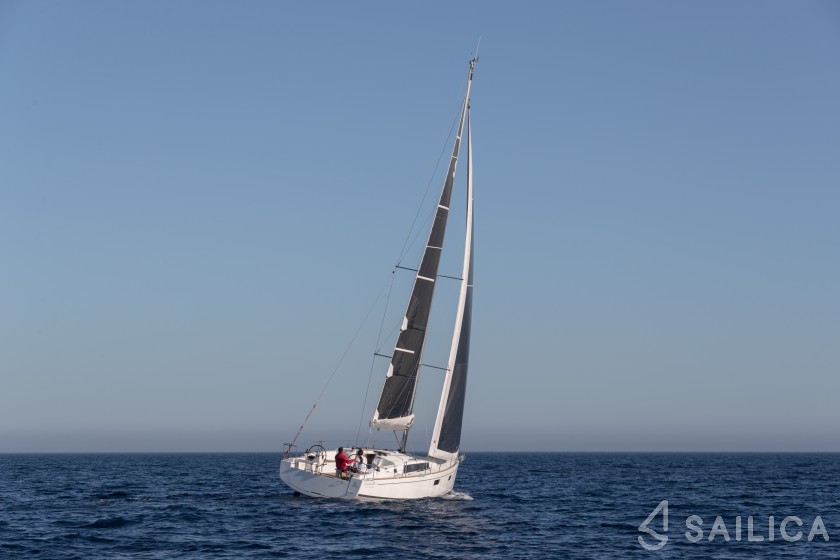 Oceanis 38.1 - Yacht Charter Sailica