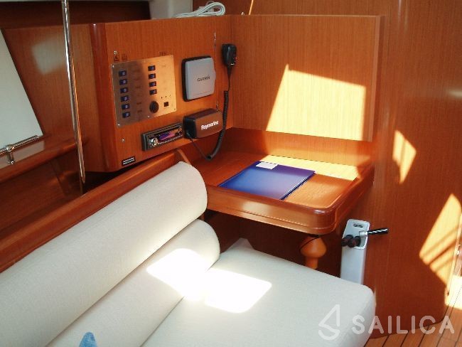 Oceanis 343 - Yacht Charter Sailica
