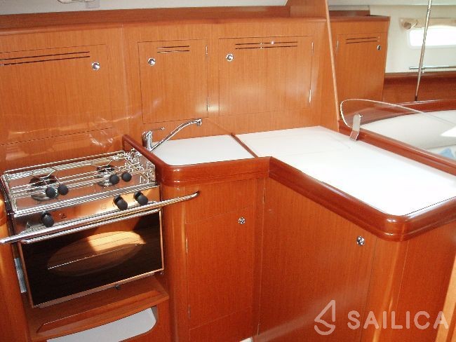 Oceanis 343 - Yacht Charter Sailica