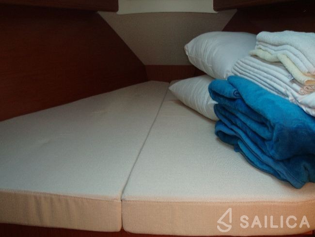Oceanis 343 - Yacht Charter Sailica