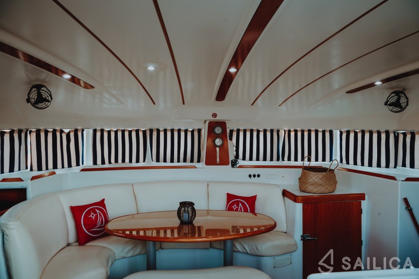 Lagoon 380 - Yacht Charter Sailica